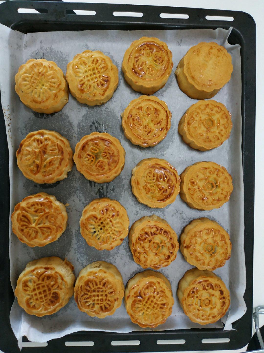 广式蛋黄莲蓉月饼
