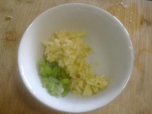 青椒干煸各种菇的做法 步骤3