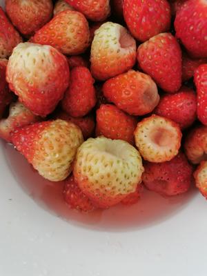 微波炉草莓牛奶的做法 步骤1