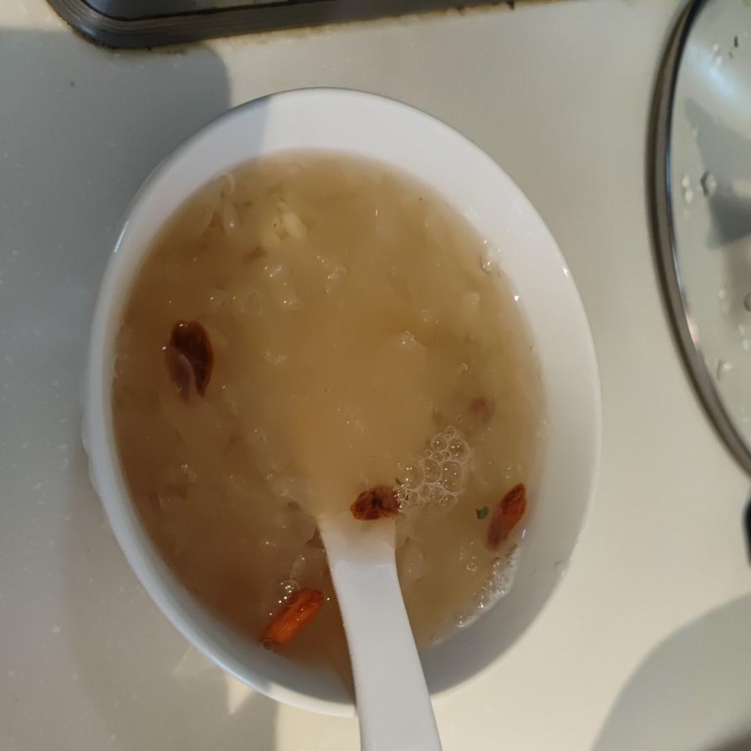 冰糖银耳莲子羹。（内附电饭煲做法）