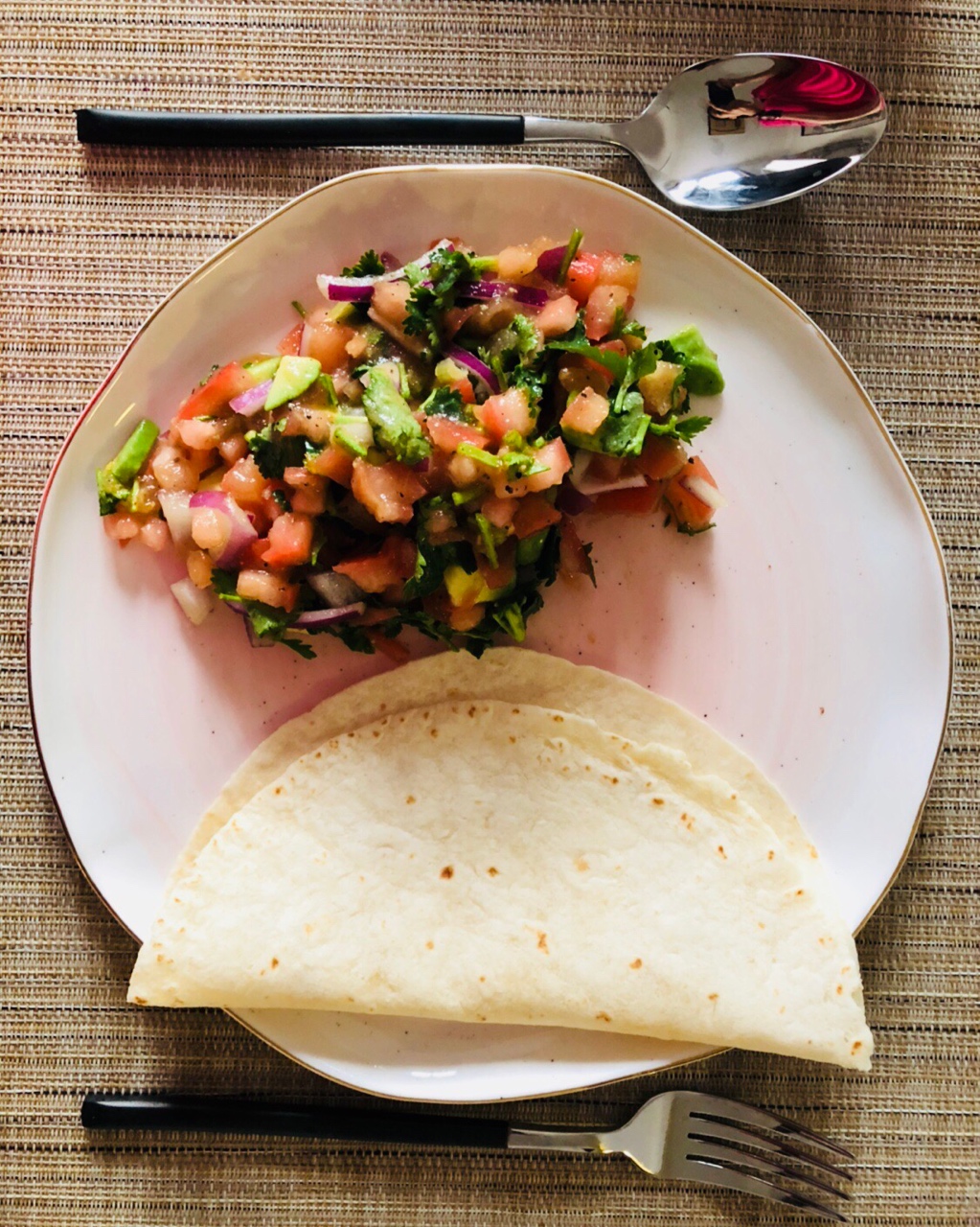 清爽开胃又低卡- 墨西哥牛油果莎莎酱 Mexican Avocado Salsa