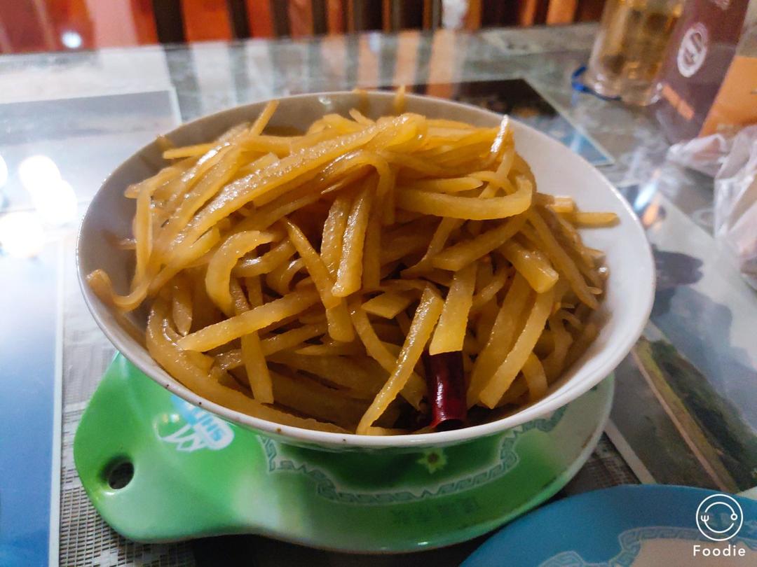 酸辣土豆丝的正宗做法，学会这三个技巧，土豆丝脆爽又下饭