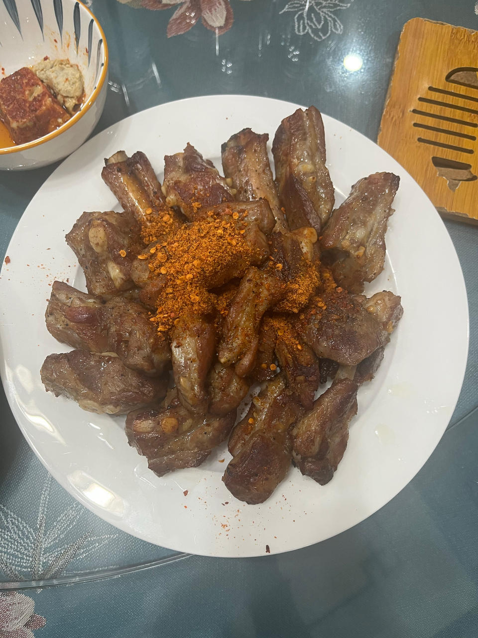 外焦里嫩！好吃到舔手指的蒜香烤排骨