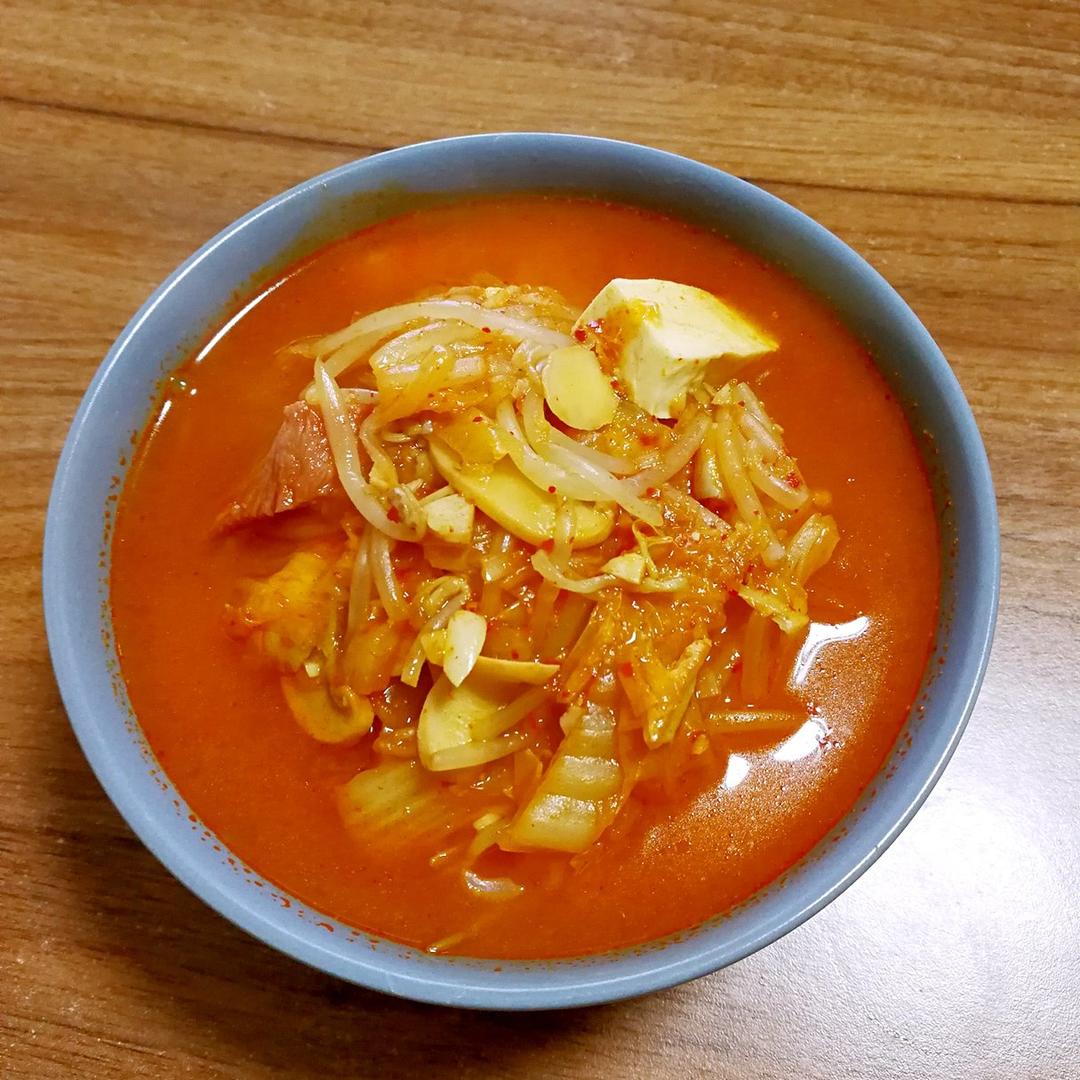 超简单好味的泡菜汤