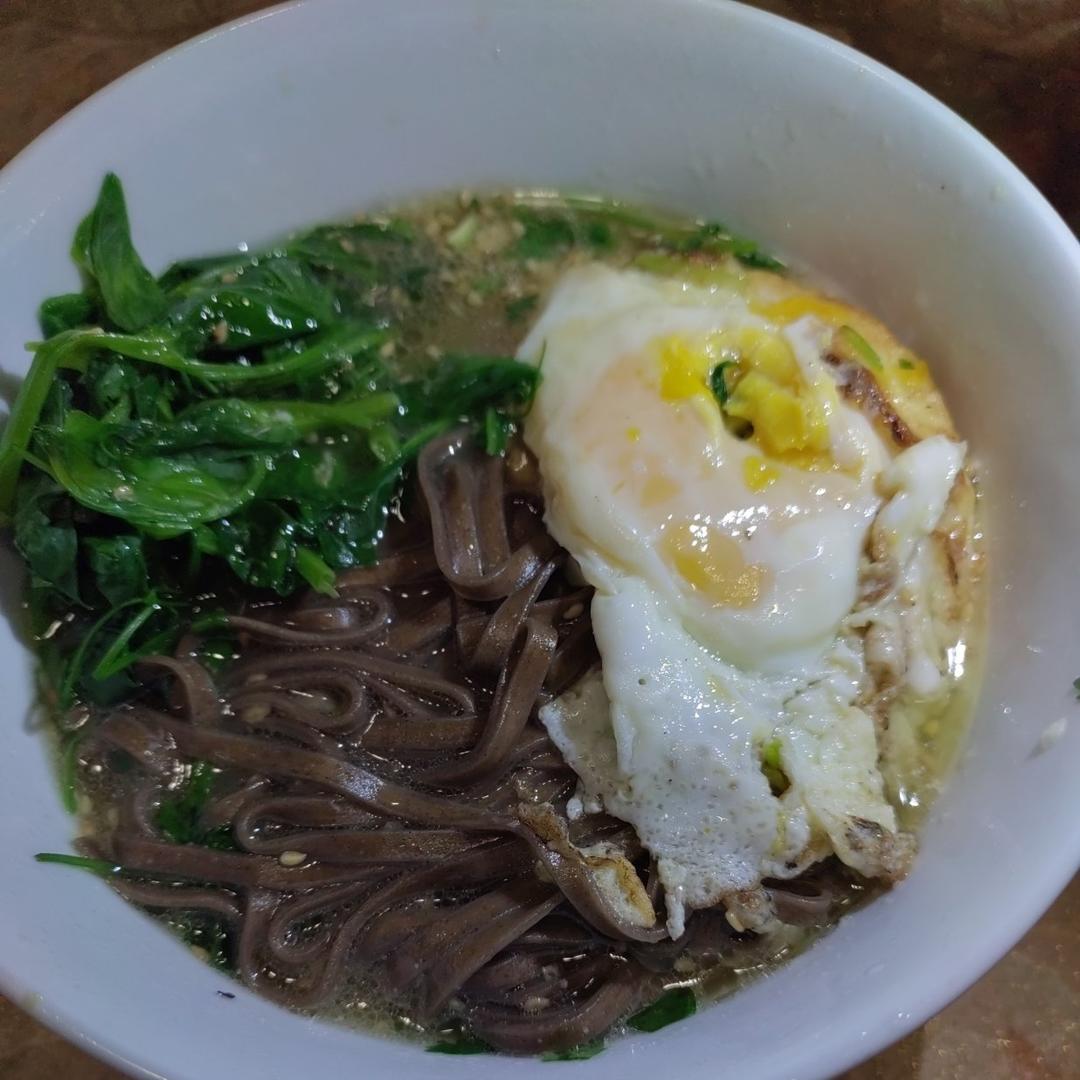 一碗清汤面 🍜 —— 秋日里的治愈系