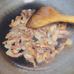 江西黄元米果炒腊肉的做法 步骤5