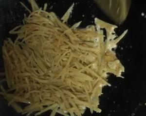 咸蛋黄炒土豆丝的做法 步骤3