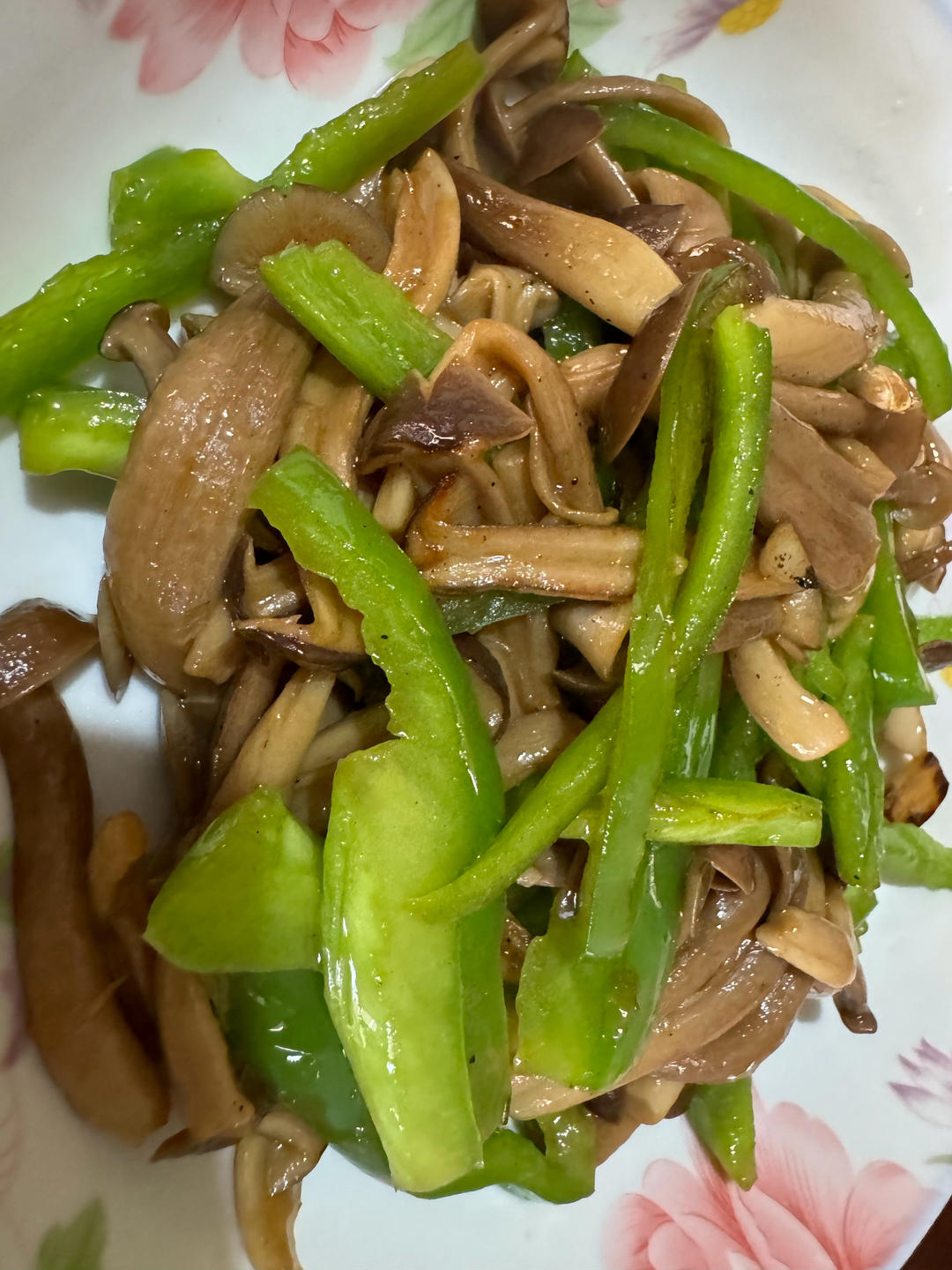 三块钱晚餐，清淡快手菜，青椒炒平菇/鲜蘑