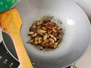 干香洋葱回锅肉的做法 步骤2