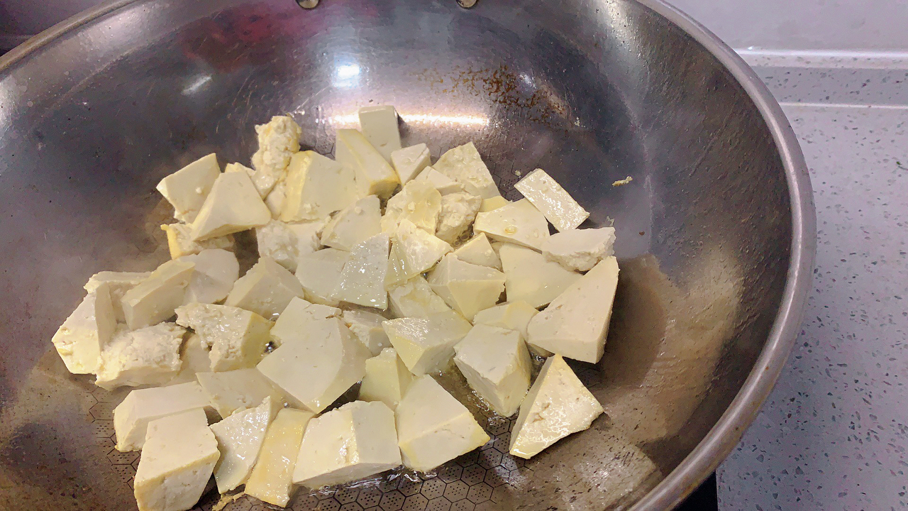 葱烧豆腐的做法 步骤3