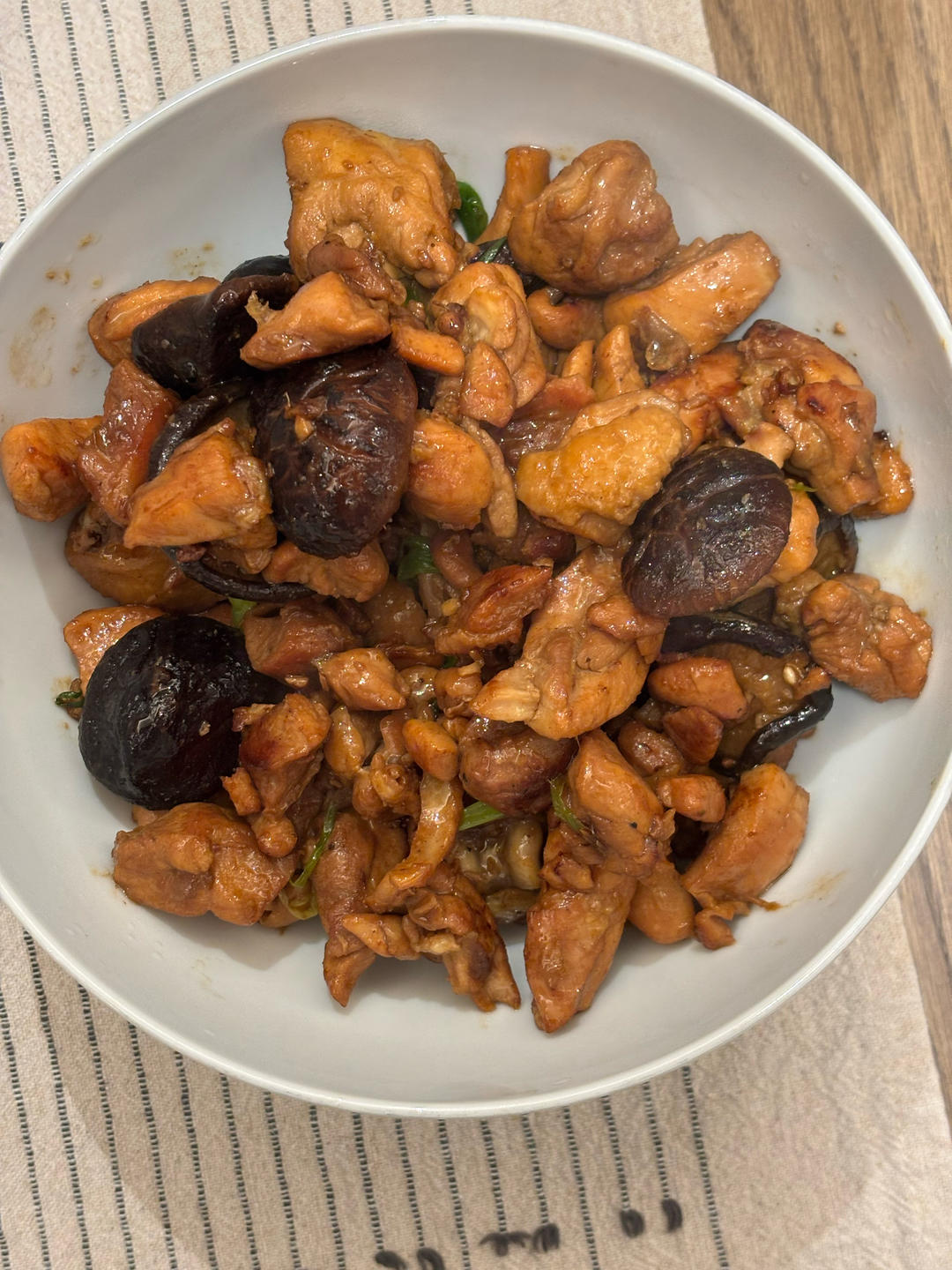 不辣的炒鸡，香菇风味，纯肉盛宴的做法