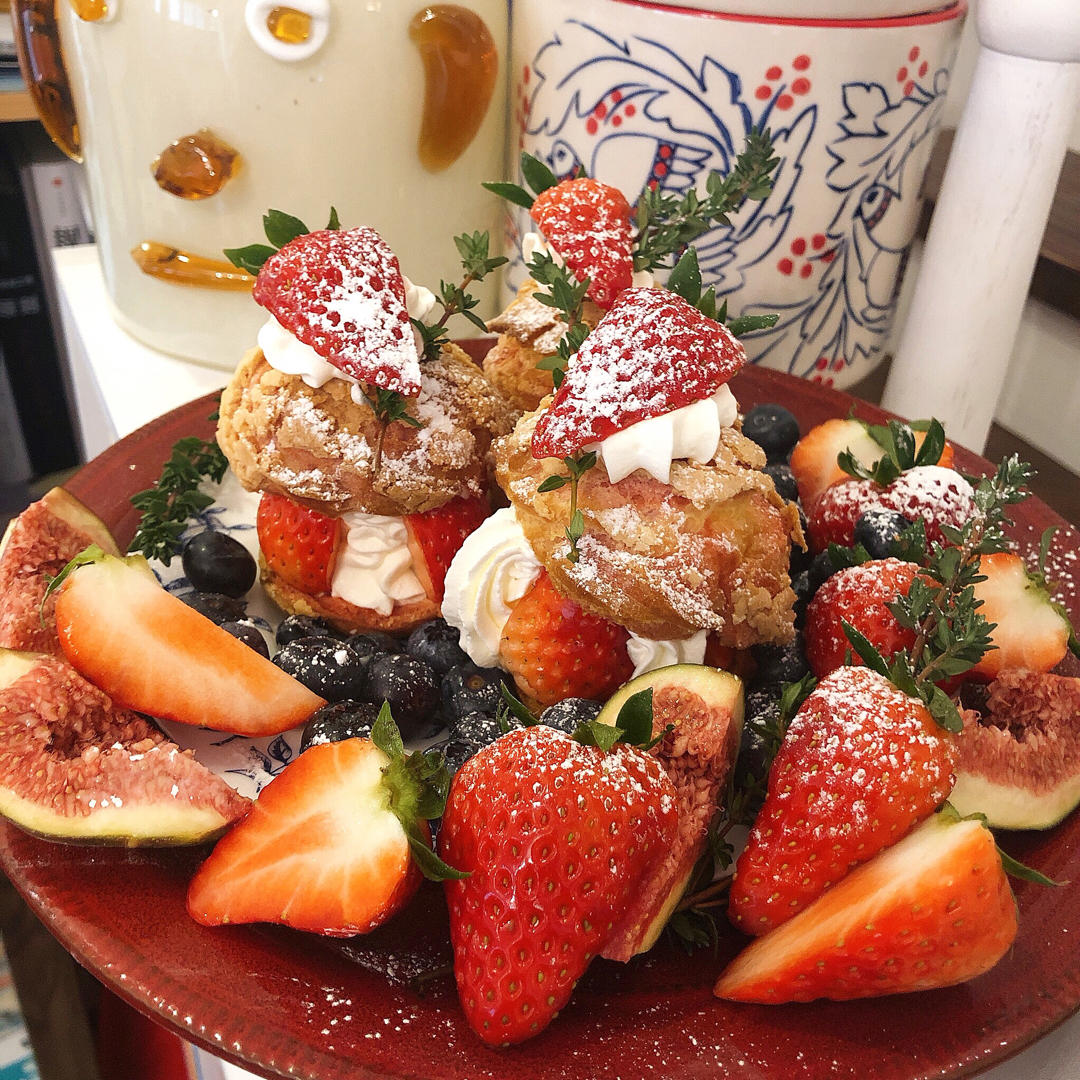 冬天的第一颗草莓🍓圣诞款🎄草莓大泡芙✨妥妥哒颜值美味 😋快来艾特你的大猪蹄子吧🙈