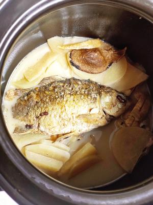 汤汤水水～沙葛鲫鱼祛湿汤的做法 步骤4