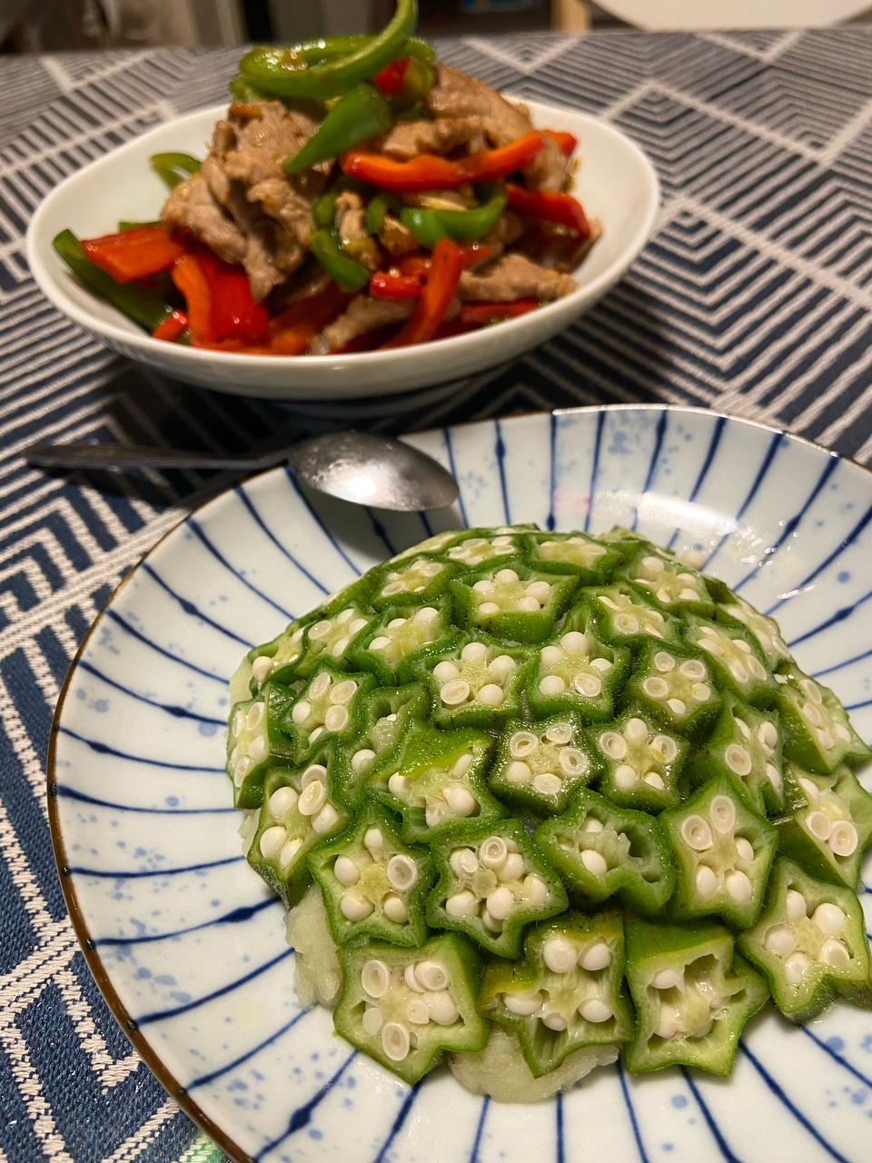 这绝对是秋葵颜值最高的做法，好看又好吃，端上桌最先光盘
