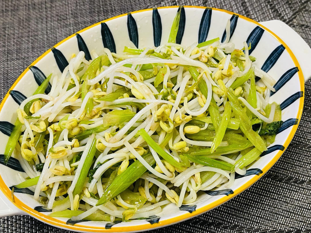 翡翠蝉本尊做的豆芽炒芹菜