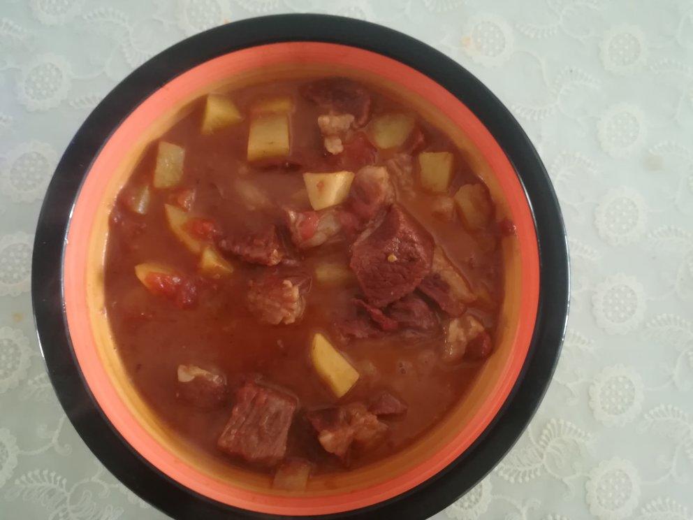 给我一份西红柿炖牛腩，我能吃掉三碗米饭。