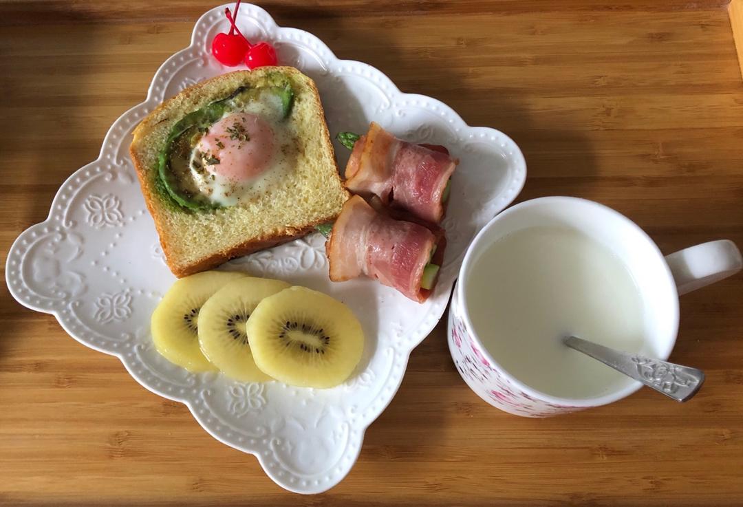 牛油果面包煎鸡蛋