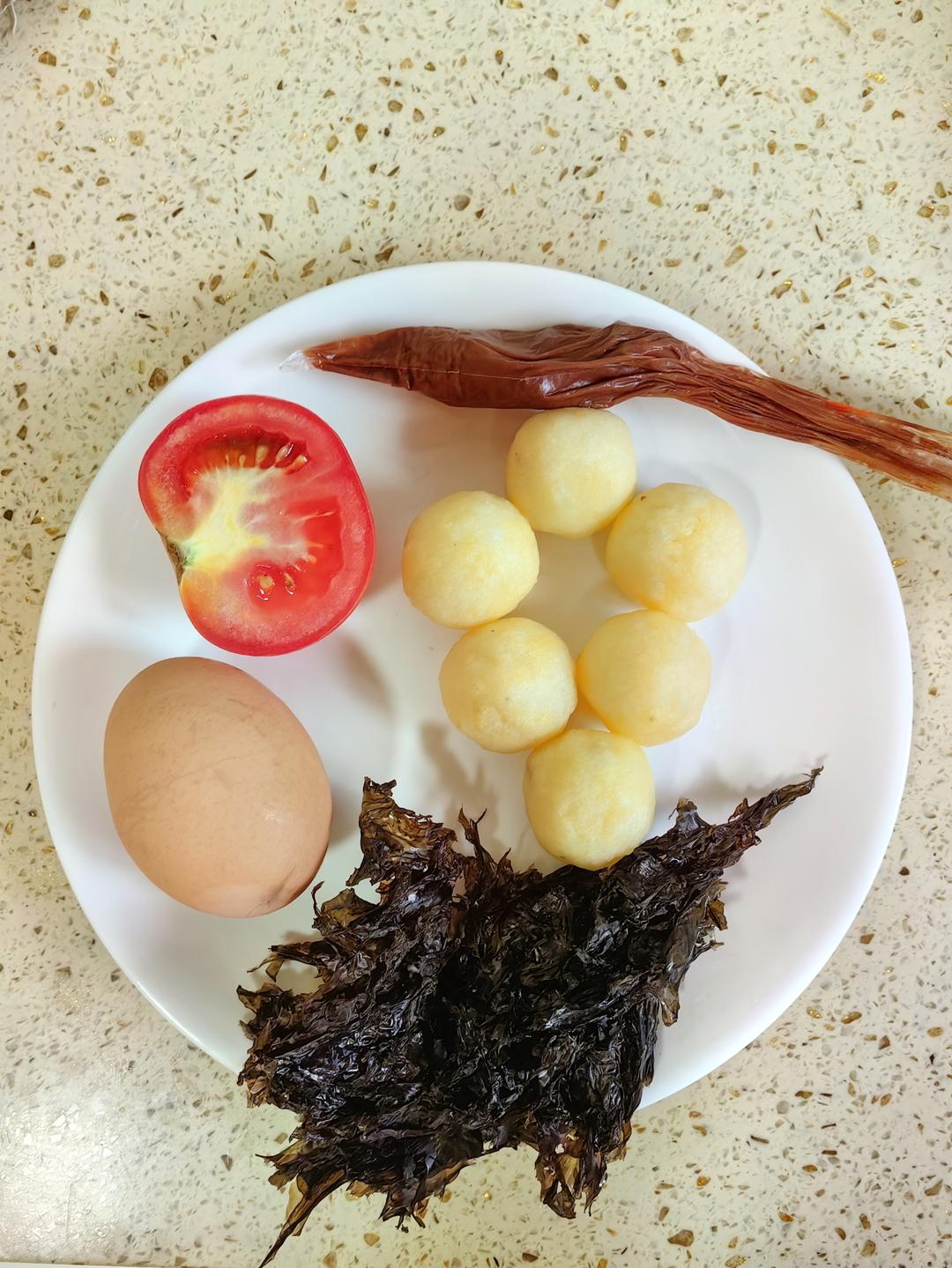 今日份快手早餐番茄土豆球摆盘黑芝麻杯子蛋糕番茄烤蛋绿豆银耳米糊