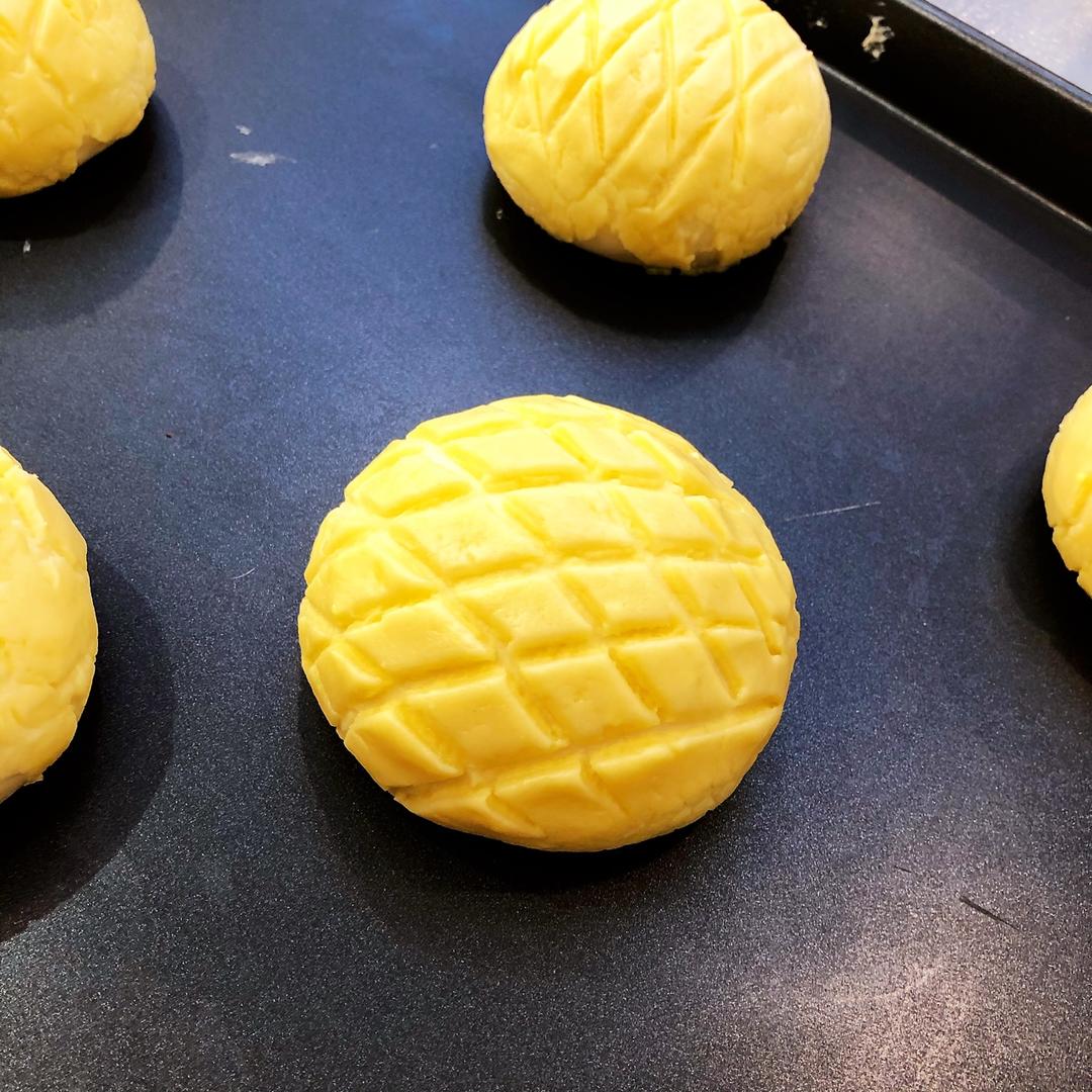 好吃到炸裂的港式菠萝包（附带制作酥皮的小视频）