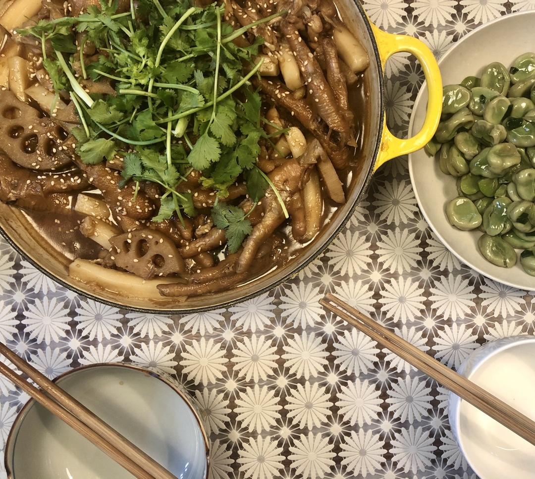 哦吼，软糯的鸡爪，鲜嫩的牛蛙，这锅鸡爪牛蛙煲真真可以吃得连汤汁都不剩！