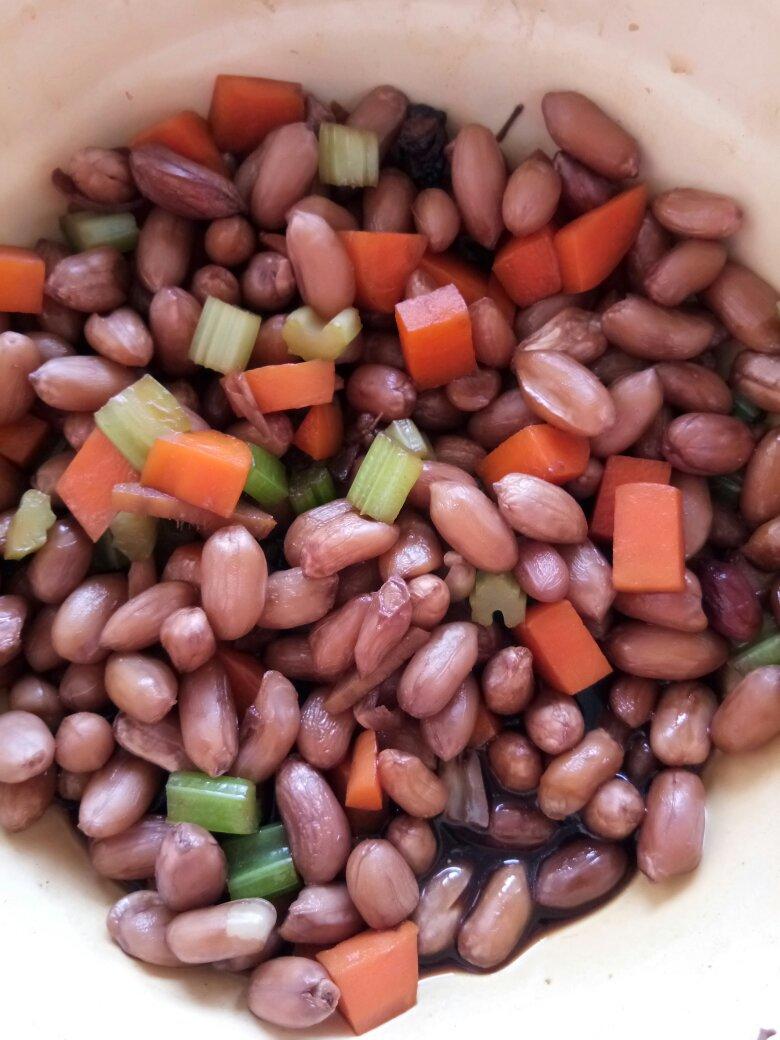 凉拌芹菜花生米胡萝卜