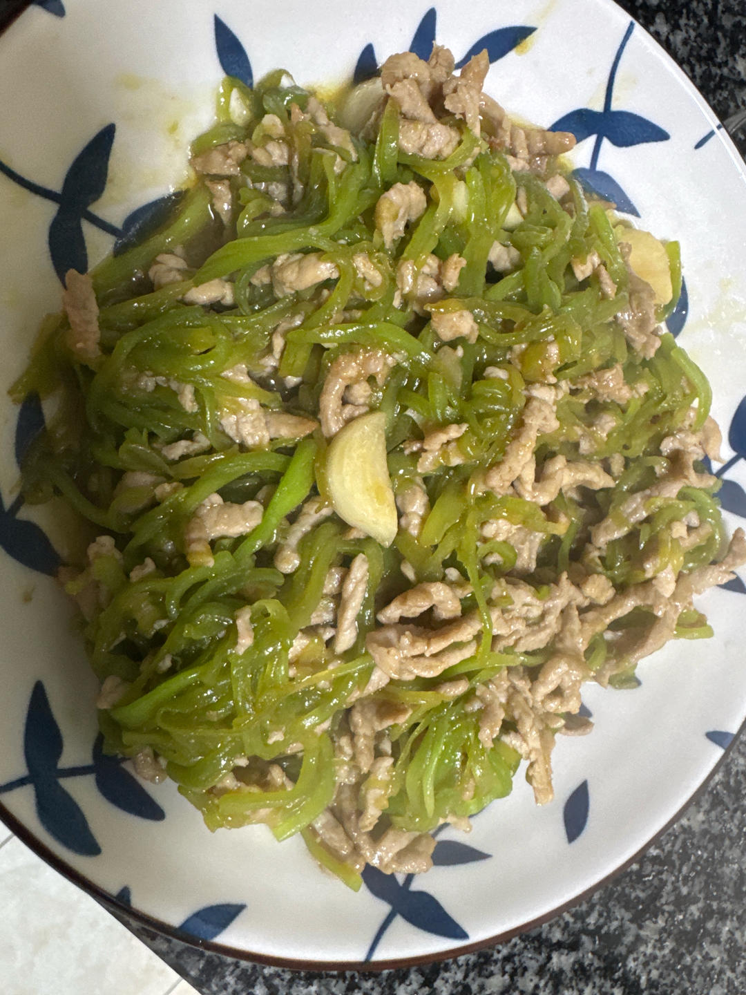 清爽解腻巨下饭的莴笋炒肉丝！