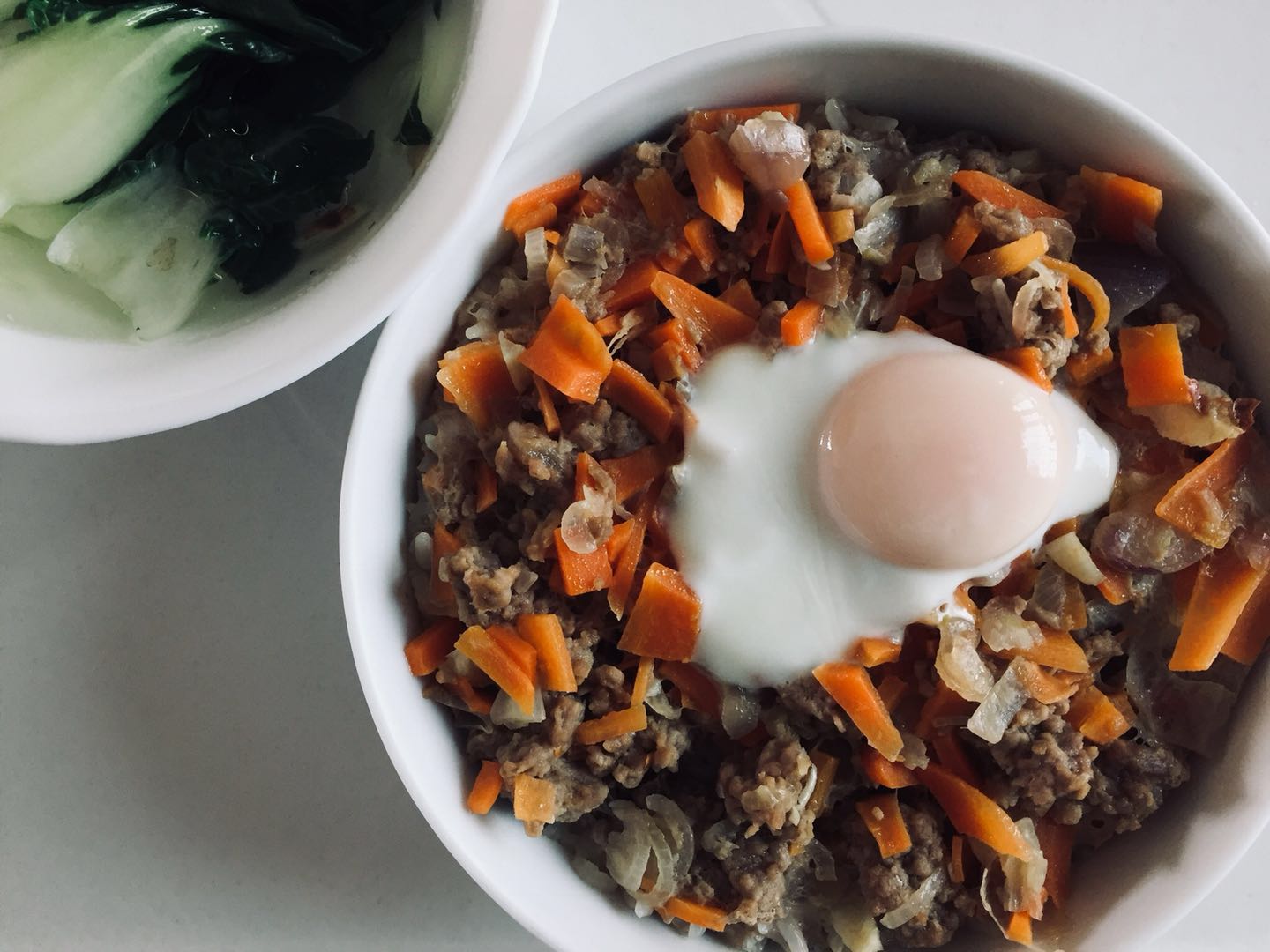 【健康一人食】红萝卜牛肉窝蛋蒸饭的做法