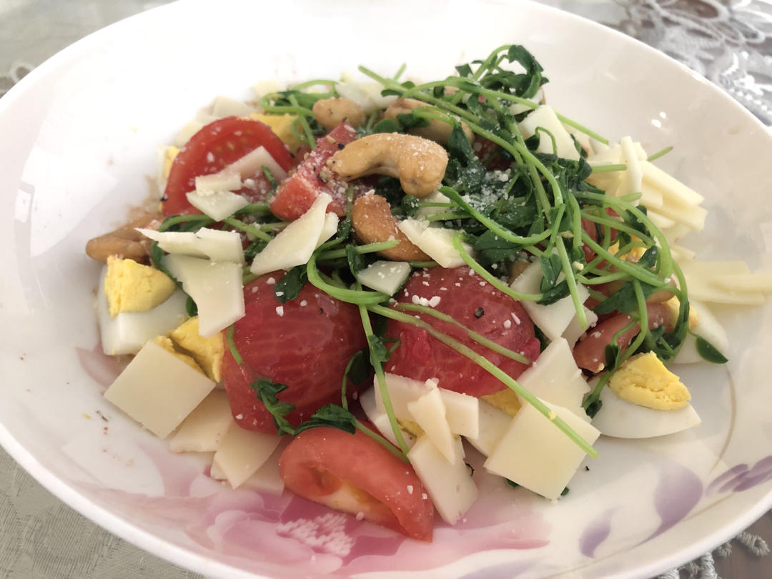 春日的豌豆苗藜麦沙拉