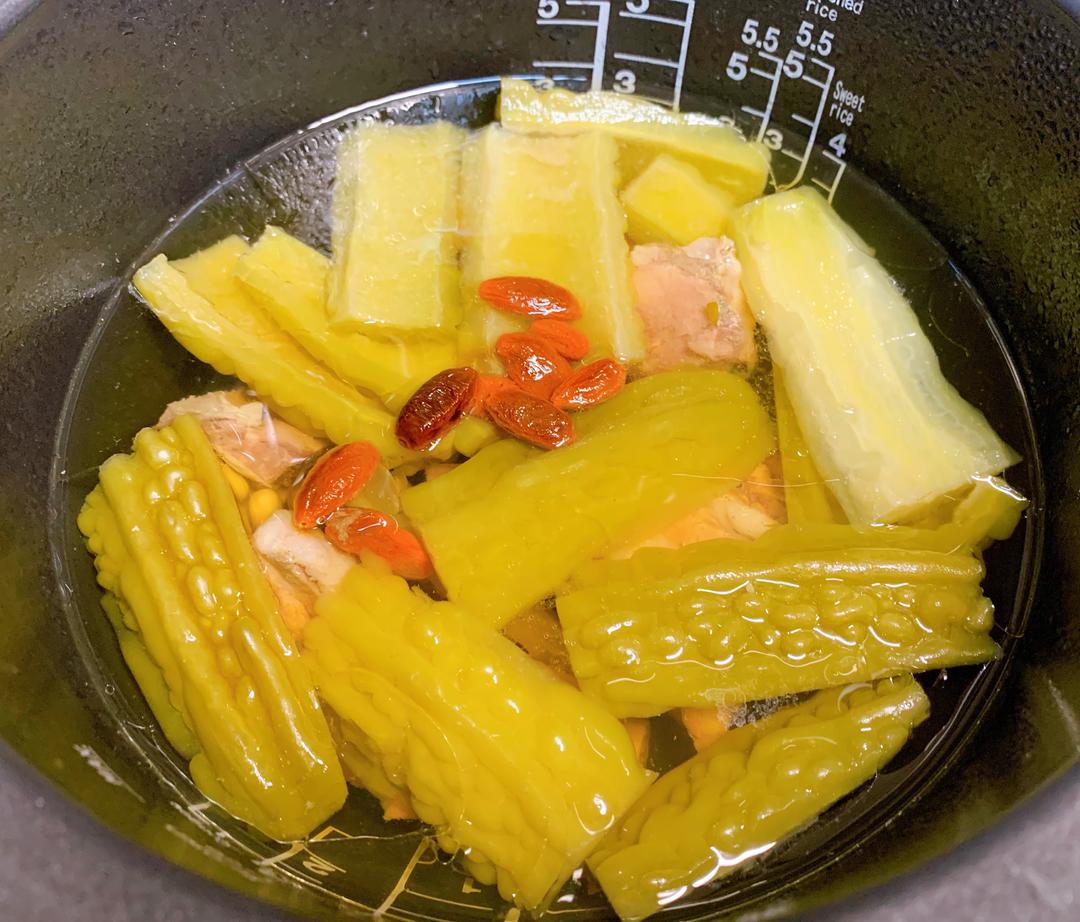 解暑凉瓜排骨汤（苦瓜脊骨汤）的做法