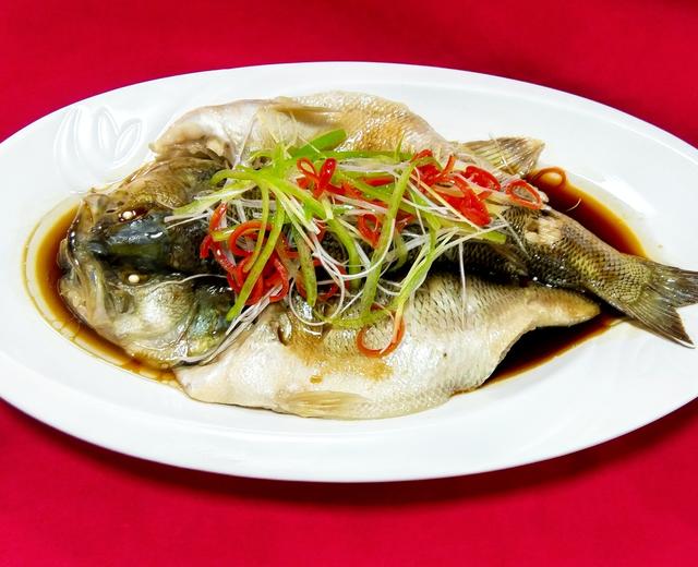 清蒸鲈鱼之新东方大厨的做法的做法