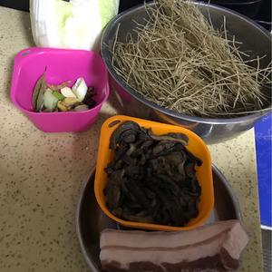 猪肉炖白菜粉条（野蘑菇炒肉）的做法 步骤1