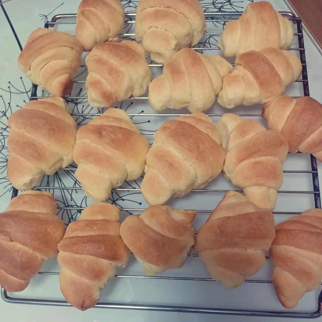 又香又软又拉丝，咬一口奶香十足！超治愈的淡奶油波兰种小餐包