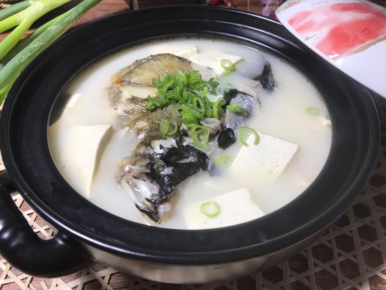鱼头汤（鱼头豆腐时蔬汤、味鲜汤白有窍门)的做法