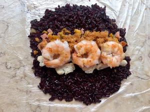 蛋黄肉松紫米饭团的做法 步骤8