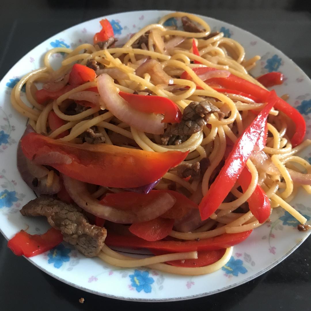 黑椒牛柳炒意面