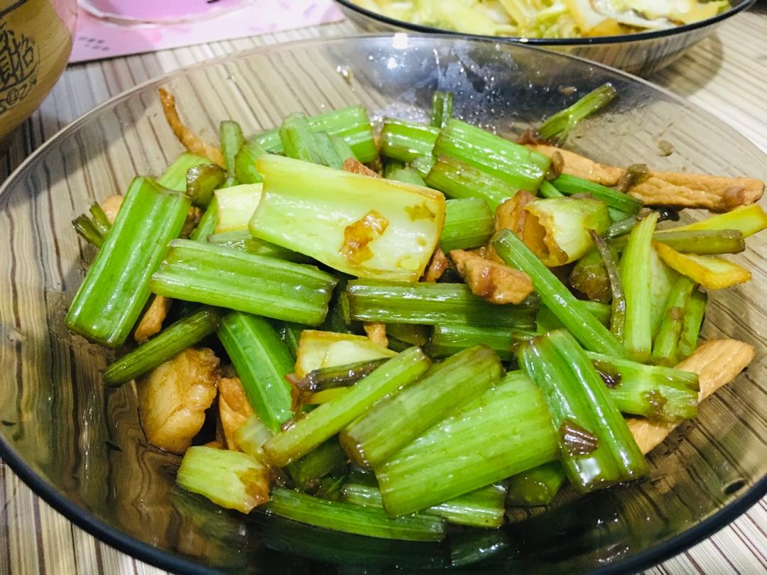 芹菜炒肉