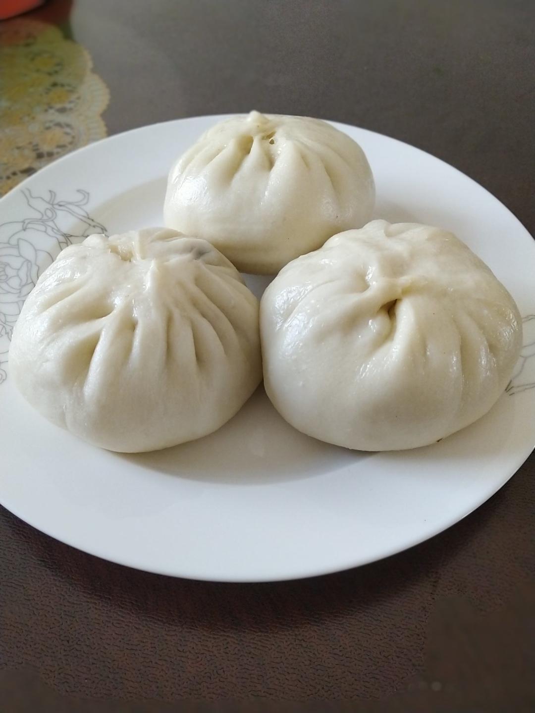 松软的素馅包子