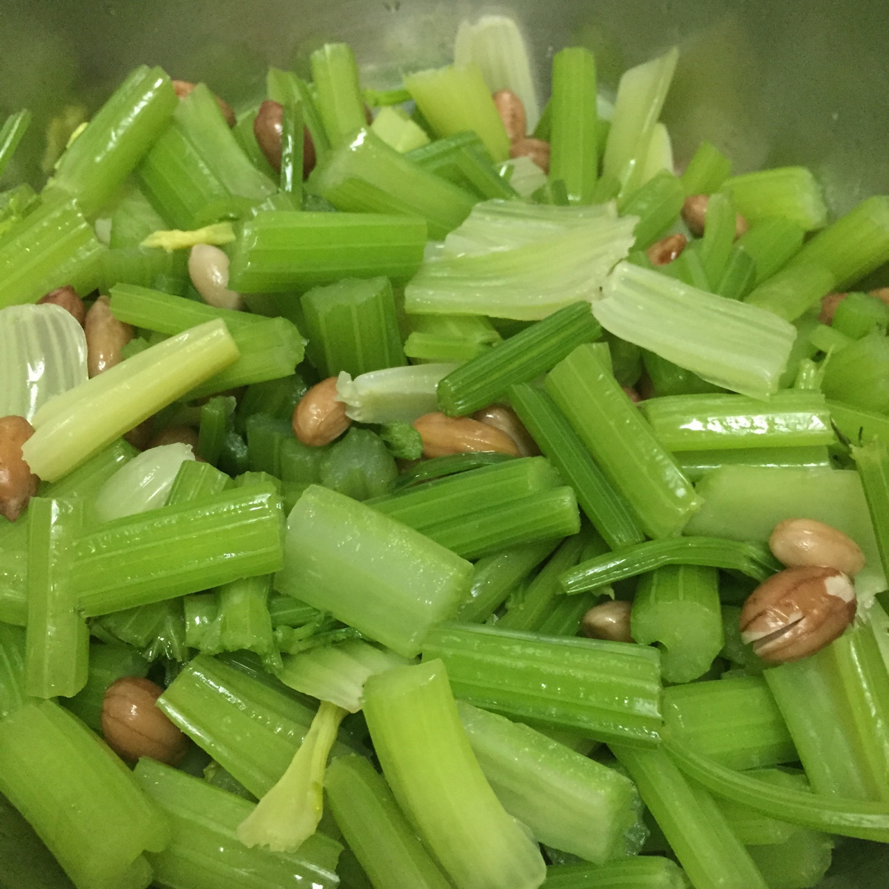 凉拌西芹花生米