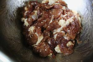竹笋炒肉zui嫩的炒肉做法的做法 步骤4