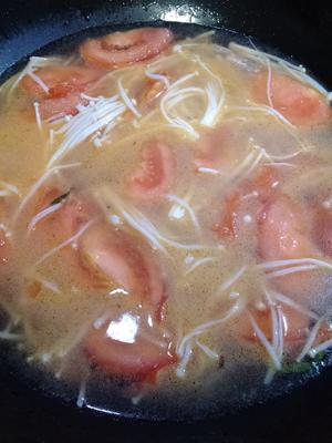 快手家常菜～超简单，超开胃，超下饭的酸汤番茄🍅肥牛金针菇的做法 步骤7