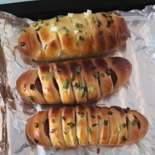 香肠面包-超多人的最爱，做面包的第一选择哦（超详细的揉面,面包整形过程）