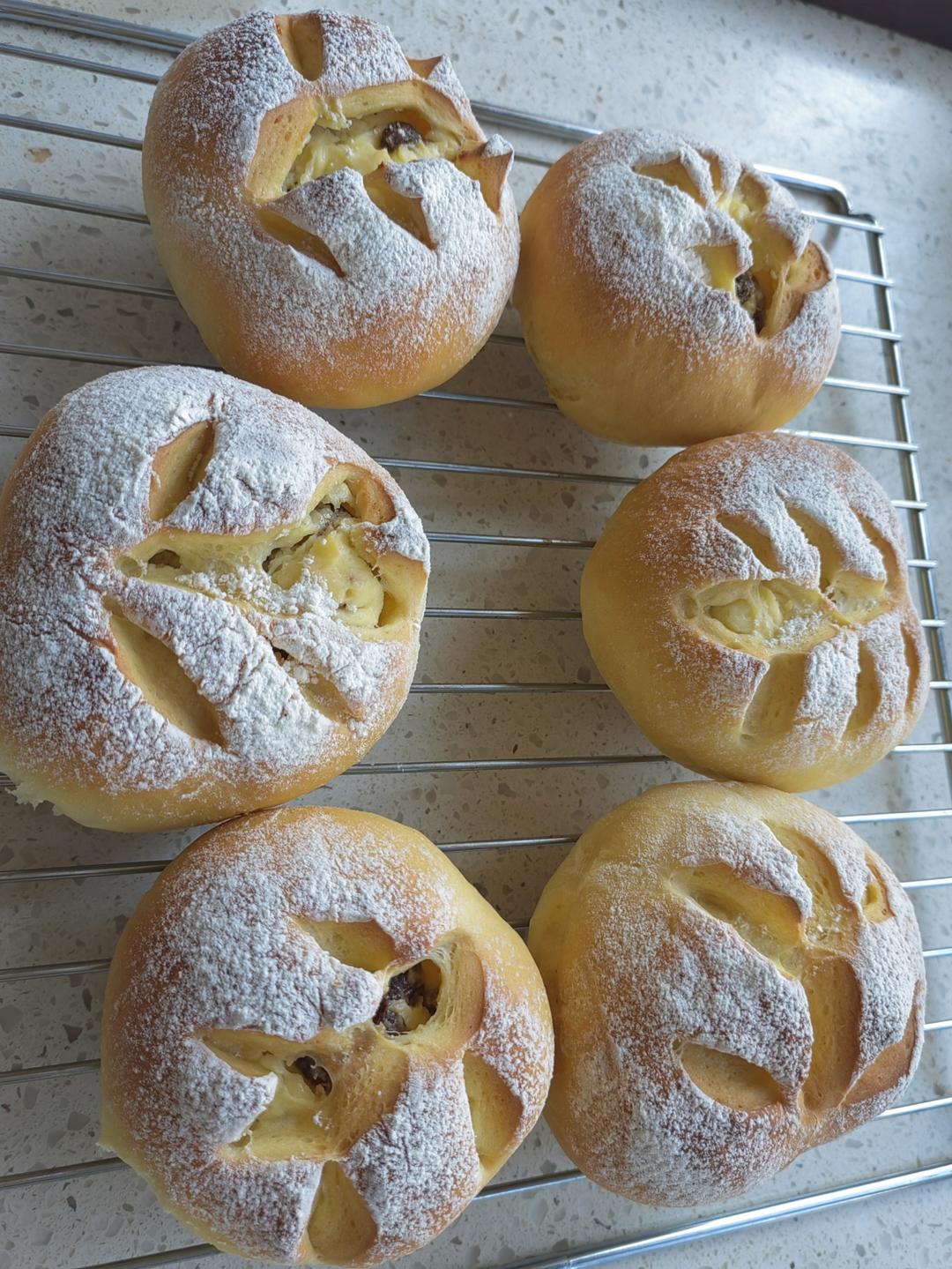 聚会被一抢而空的奶香十足、人人都爱的“葡萄干乳酪夹心软欧包”