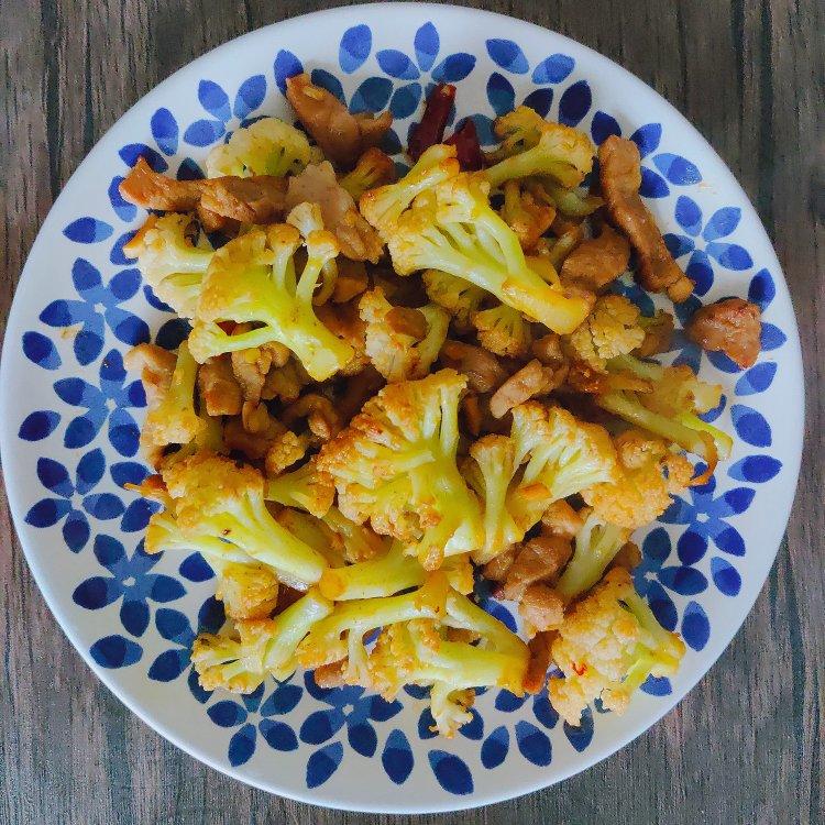 咸鱼鱼鱼小一子做的干煸菜花(花菜炒肉)