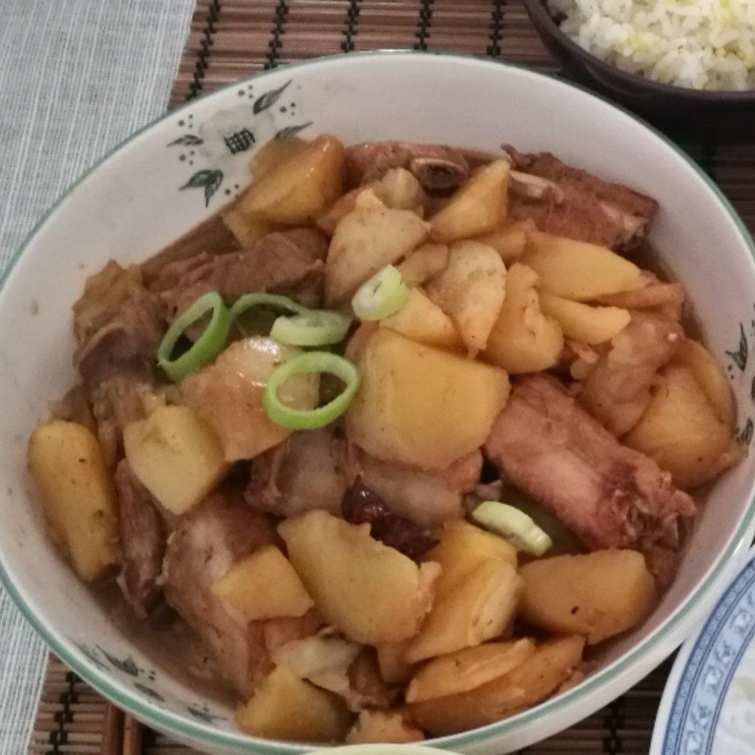超级下饭的土豆烧排骨