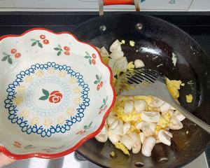 5分钟口菇炒鸡蛋😎的做法 步骤5