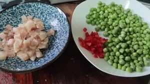 春季时令菜 青豌豆炒肉丁 补充植物蛋白的做法 步骤2
