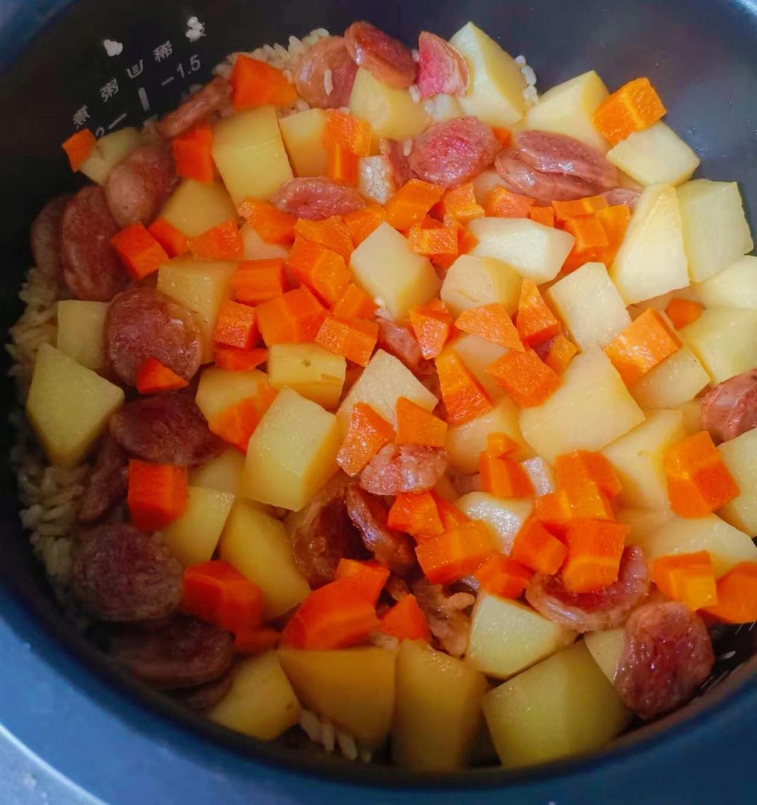 懒人版❗电饭煲土豆腊肠焖饭，好吃到舔盘～