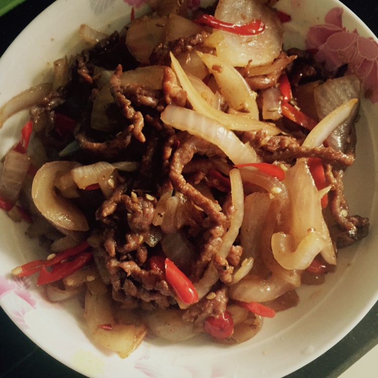 孜然洋葱炒牛肉粒