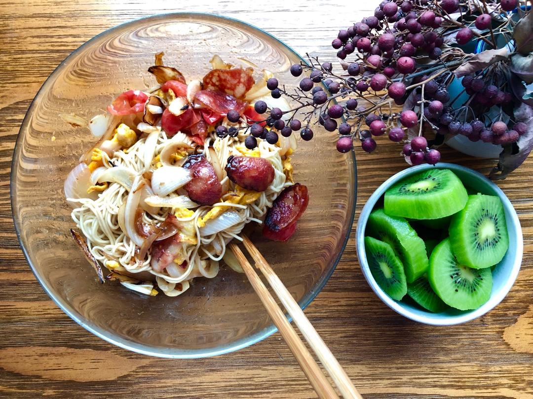 洋葱鸡蛋香肠拌面