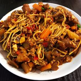 无敌好吃的【鱼香肉沫茄子焖面】，吃完舔盘🍜